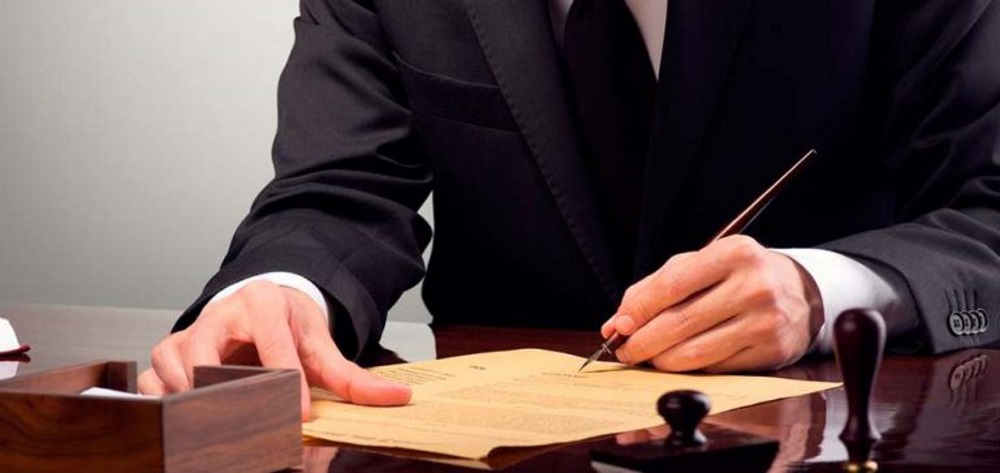 Изображение процесса подписания завещания в присутствии адвоката по наследственным делам