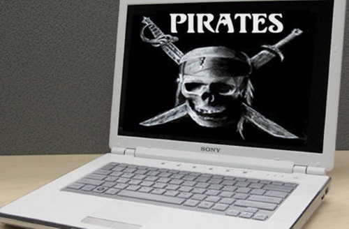Изображение ноутбука с пиратскими сайтами