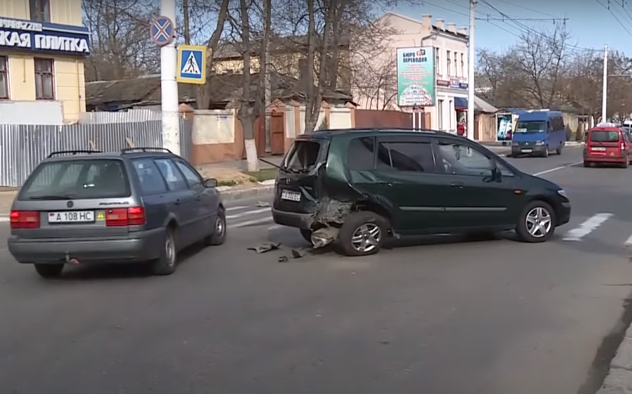 Изображение аварии на проезжей части